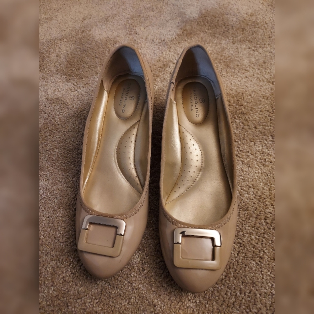 Tan/beige wedge